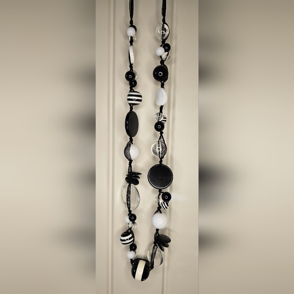 [Express] Black, White, Clear & Striped Beaded Necklace - Picture 7 of 13